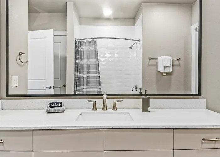 Fascinating 2bd 2ba W Beautiful Pool In Worth Apartment *