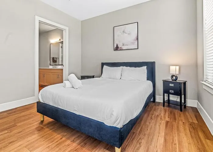 Fascinating 2bd 2ba W Beautiful Pool In Worth Apartment