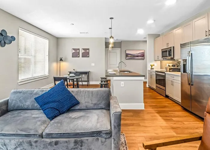 Fascinating 2bd 2ba W Beautiful Pool In Worth Apartment *