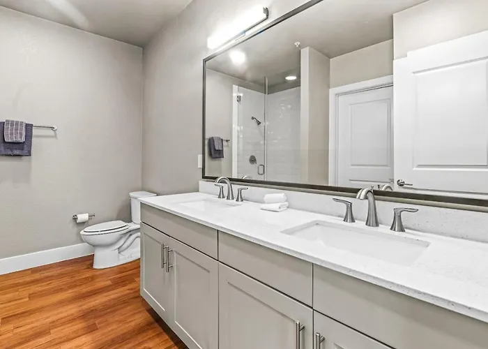 Apartment Fascinating 2bd 2ba W Beautiful Pool In Worth *
