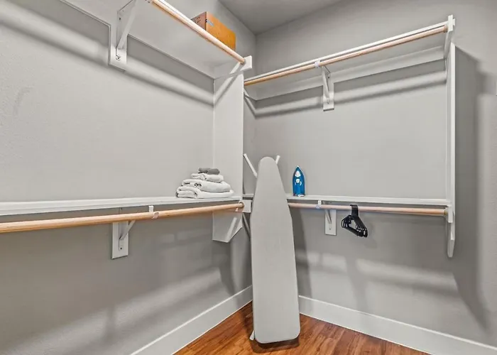 Fascinating 2bd 2ba W Beautiful Pool In Worth