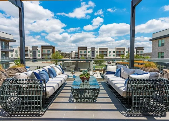 Fascinating 2bd 2ba W Beautiful Pool In Worth Apartment