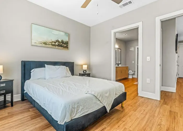 Fascinating 2bd 2ba W Beautiful Pool In Worth *