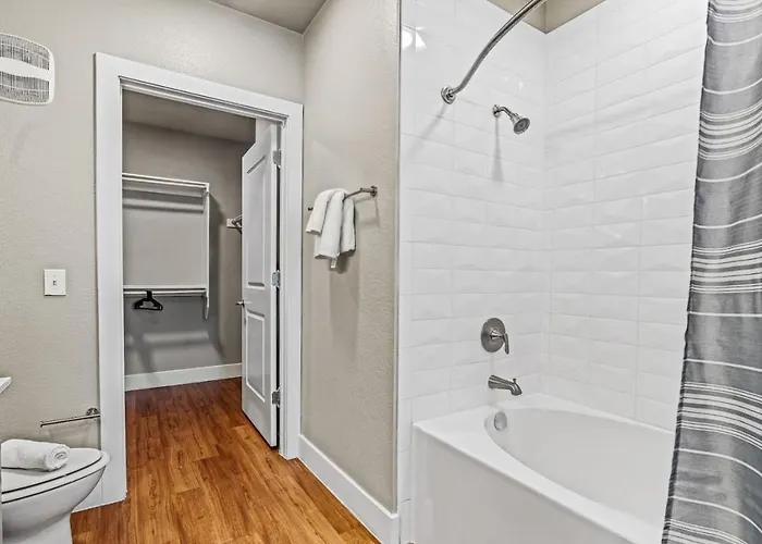 Apartment Fascinating 2bd 2ba W Beautiful Pool In Worth