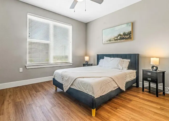 Fascinating 2bd 2ba W Beautiful Pool In Worth Apartment *
