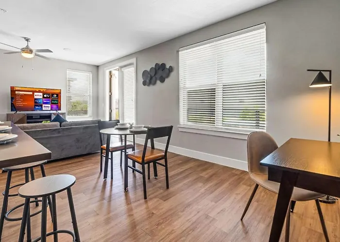 Fascinating 2bd 2ba W Beautiful Pool In Worth *
