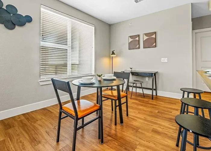 Fascinating 2bd 2ba W Beautiful Pool In Worth Apartment
