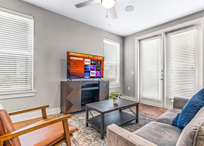 Fascinating 2bd 2ba W Beautiful Pool In Worth Apartment *