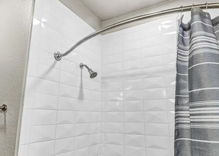 Apartment Fascinating 2bd 2ba W Beautiful Pool In Worth *