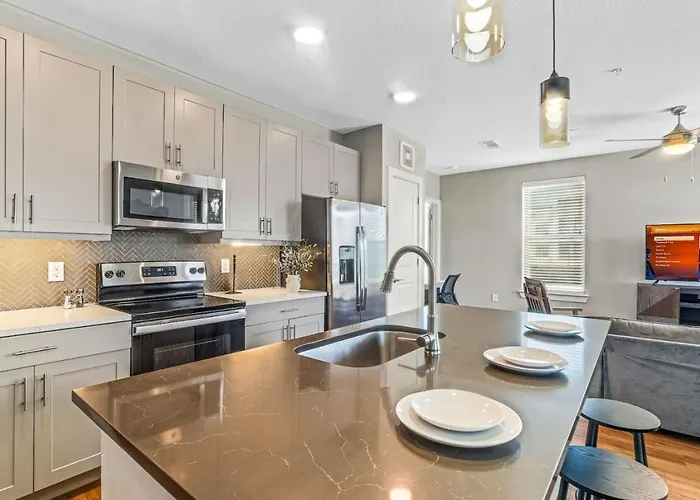 Fascinating 2bd 2ba W Beautiful Pool In Worth *