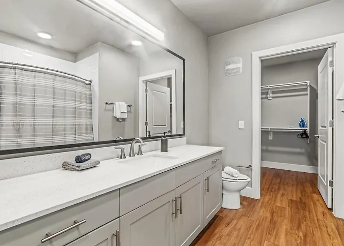 Fascinating 2bd 2ba W Beautiful Pool In Worth Fort Worth