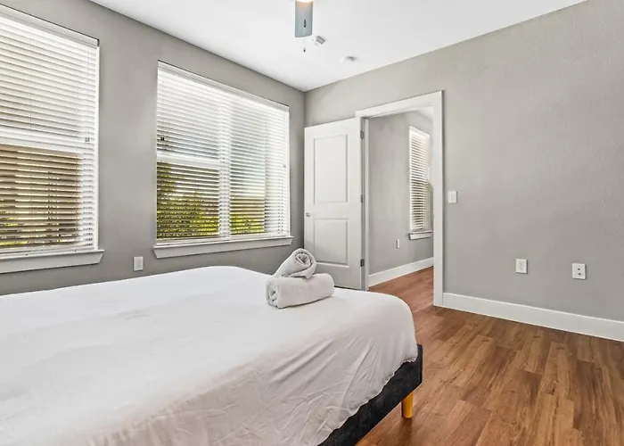 Fascinating 2bd 2ba W Beautiful Pool In Worth