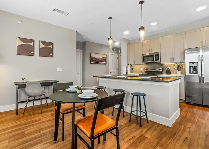 Fascinating 2bd 2ba W Beautiful Pool In Worth Apartment