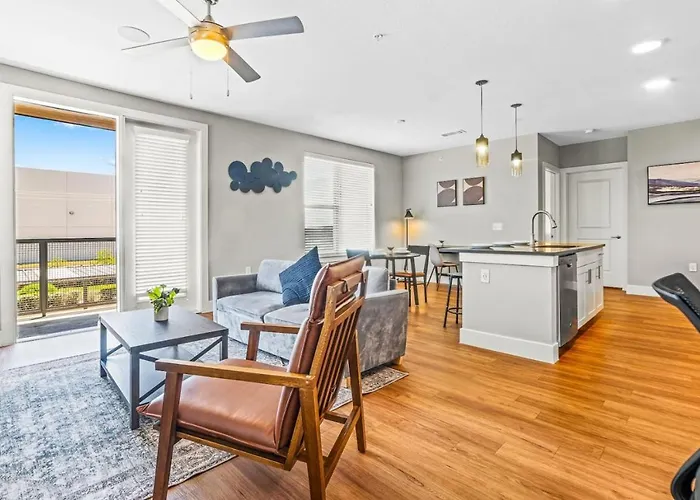 Fascinating 2bd 2ba W Beautiful Pool In Worth Apartment *