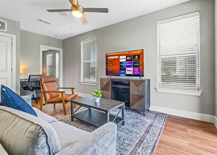 Apartment Fascinating 2bd 2ba W Beautiful Pool In Worth *