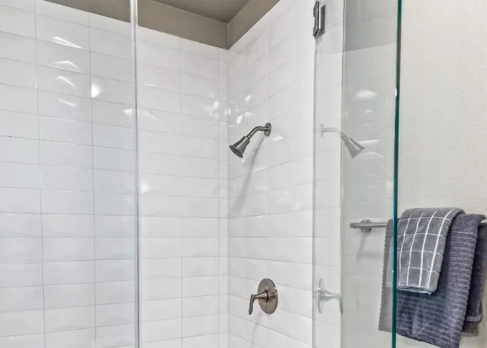 Fascinating 2bd 2ba W Beautiful Pool In Worth Apartment